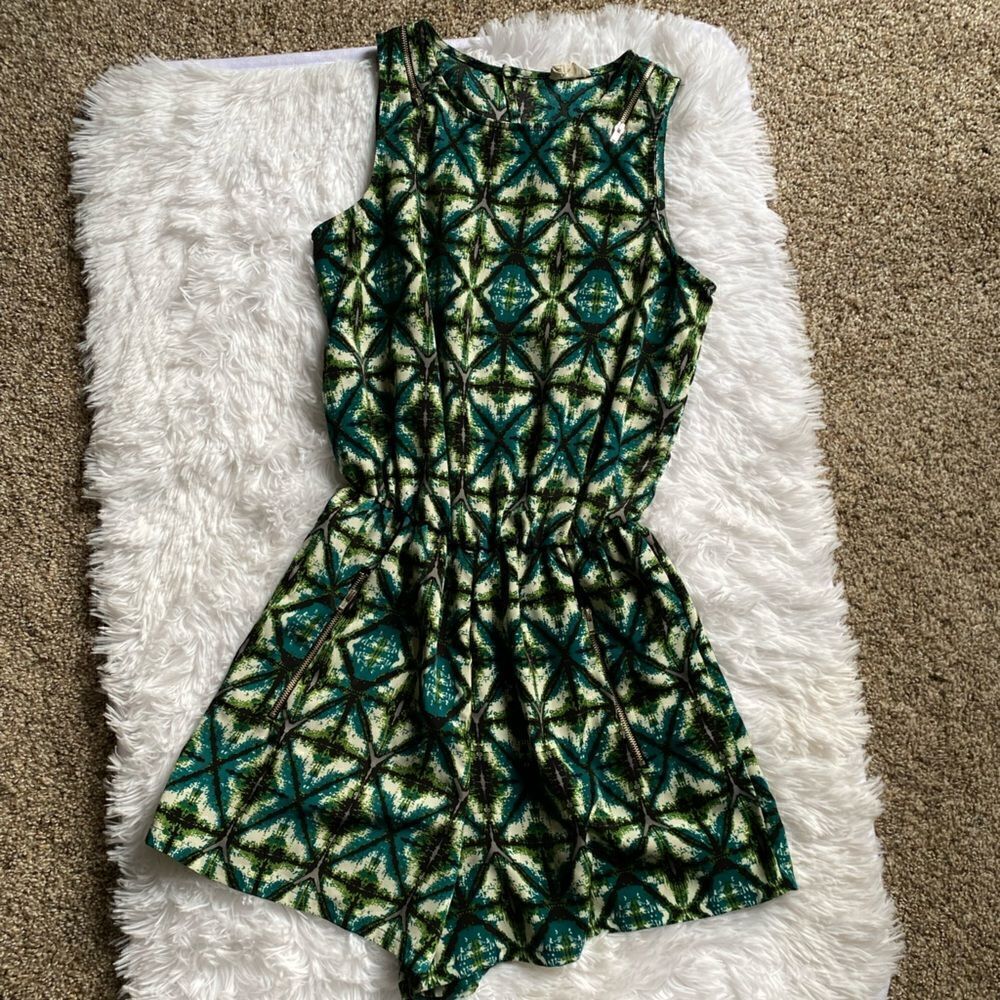 One Clothing Shorts Romper Green Black Zipped Shoulders Pockets Keyhole Back XS